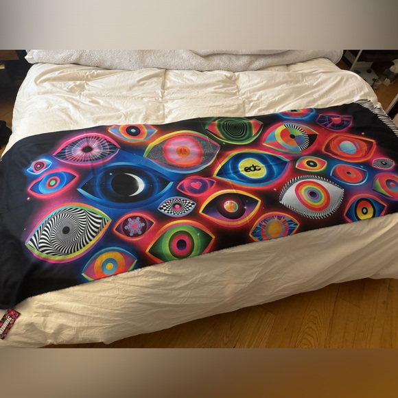 Insomniac EDC Pashminana Scarf Blanket - Picture 5 of 7